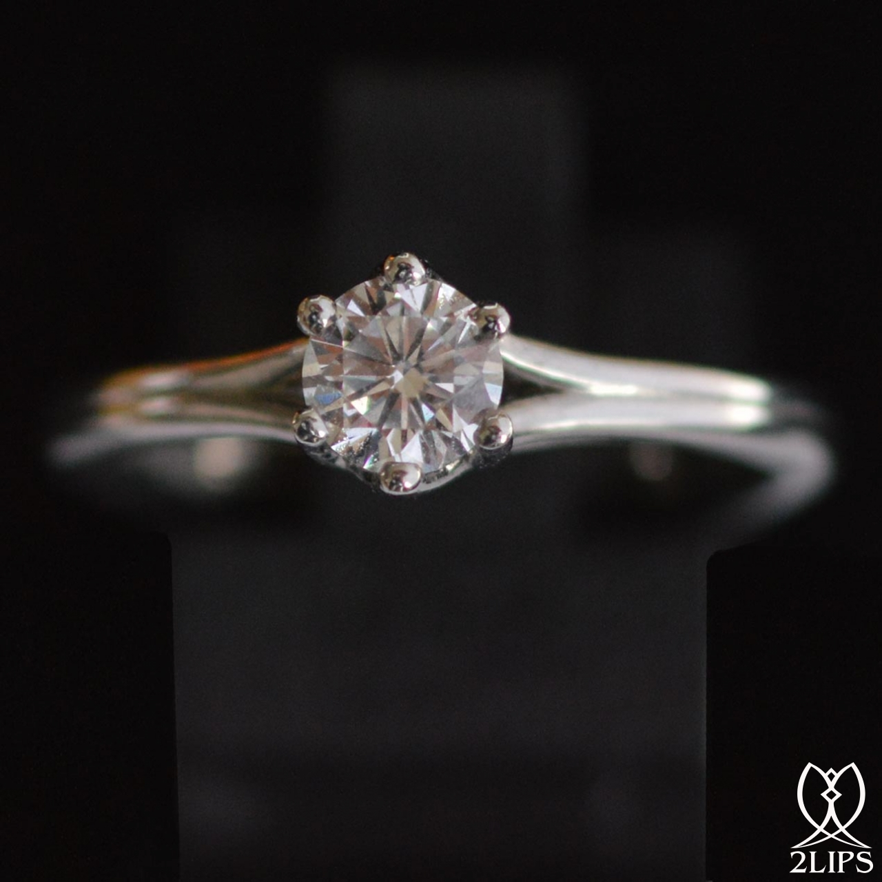 2lips-0-47-ct-river-h-solitair-diamond-engagement-ring