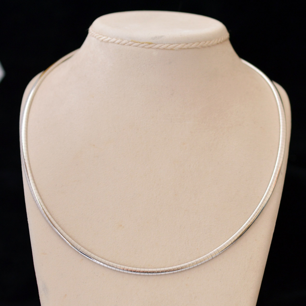 omegatypenecklacewhitegold