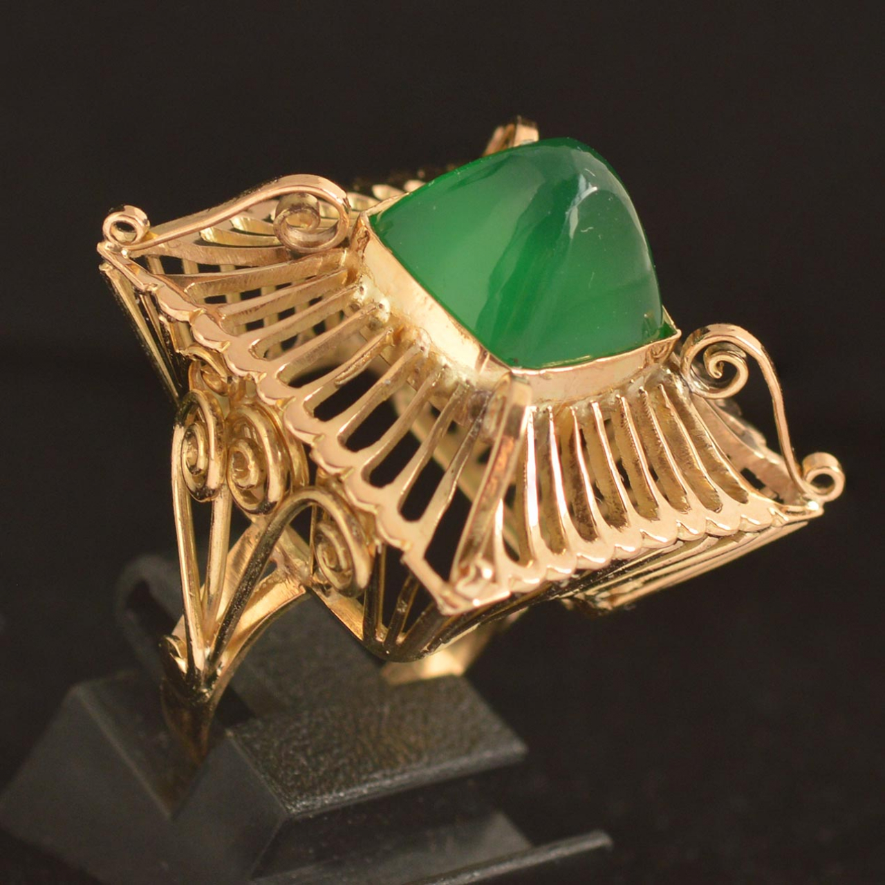 22k-gold-colonial-green-agate-pagoda-ring