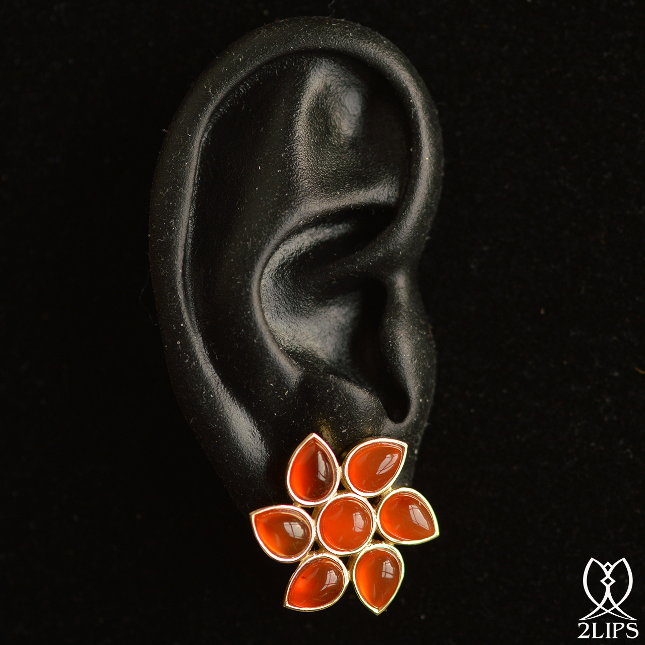 2lips-tulip-keukenhof-flower-earstuds-carnelian-earrings-dutch-design-david-aardewerk-18k-gold