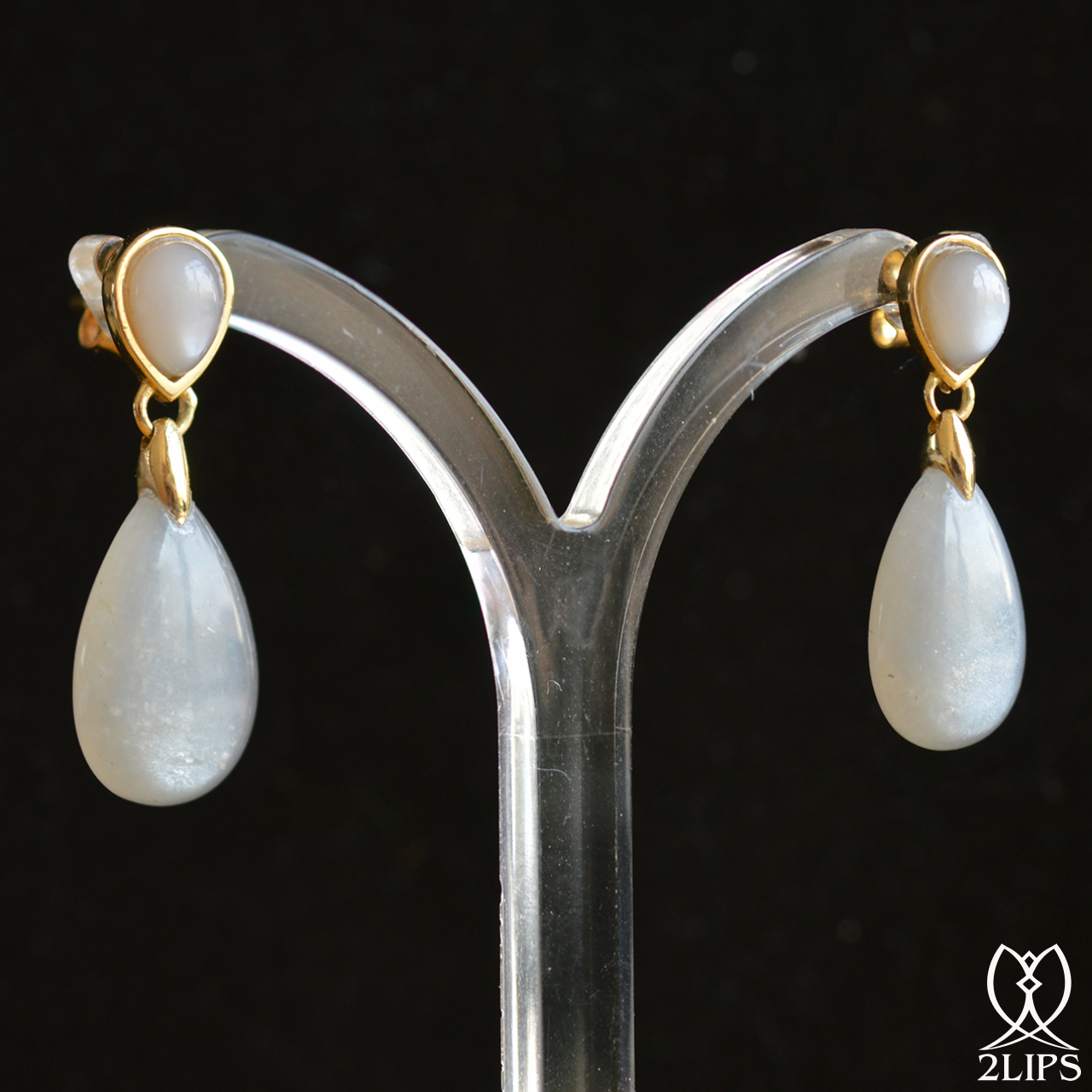 18k-gold-2lips-colours-light-grey-moonstone-earrings-design-david-aardewerk