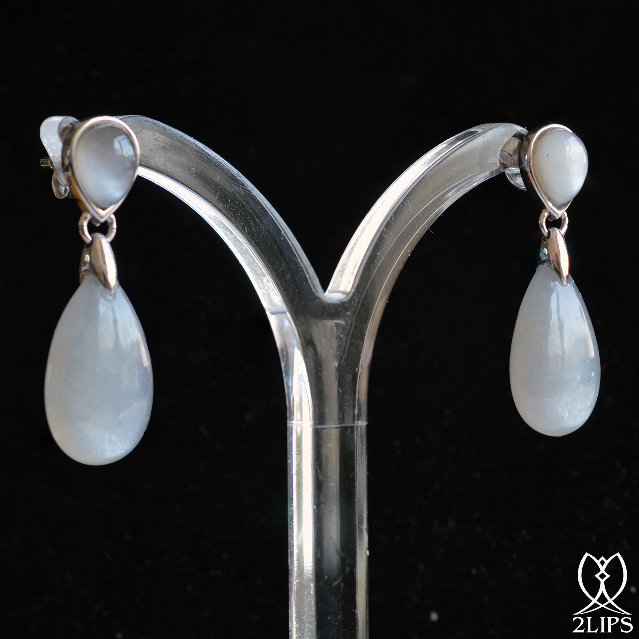 18k-gold-2lips-colours-grey-moonstone-earrings-design-david-aardewerk