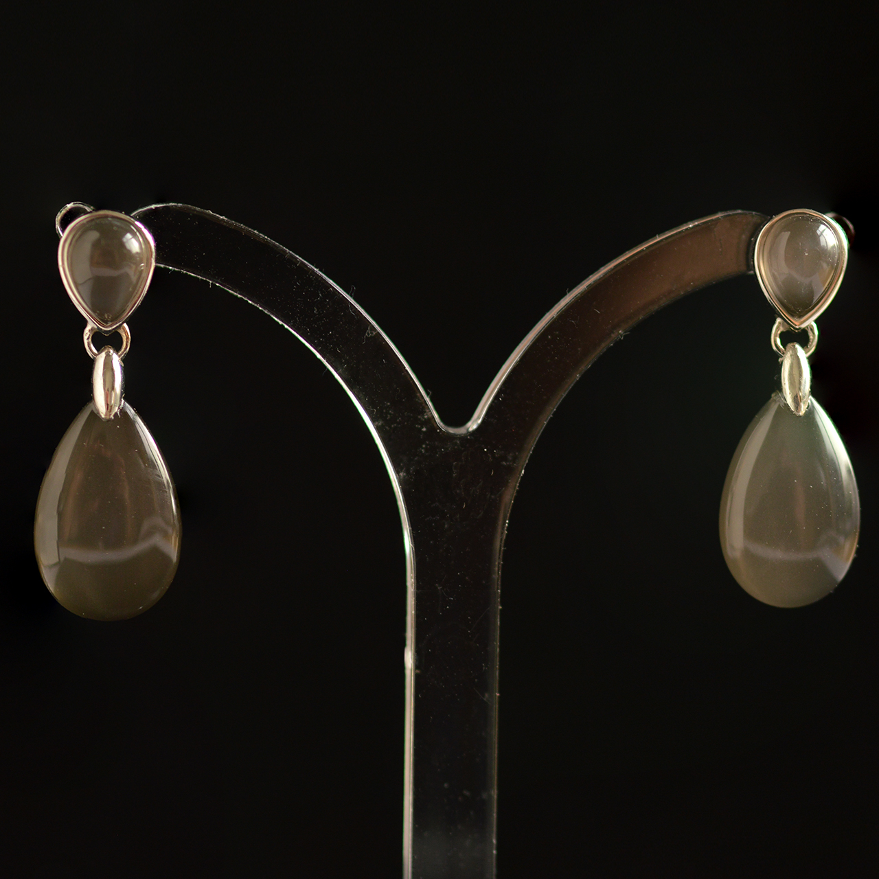 18k-gold-2lips-colours-dark-grey-moonstone-earrings-design-david-aardewerk