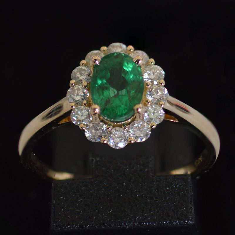 entourage-ring-yellow-gold-oval-emerald-round-conflict-free-diamonds-cluster-engagement-lady-di