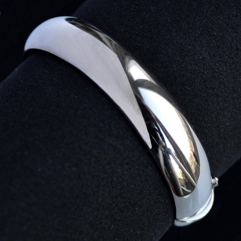 big-18-carat-white-gold-bangle-bracelet