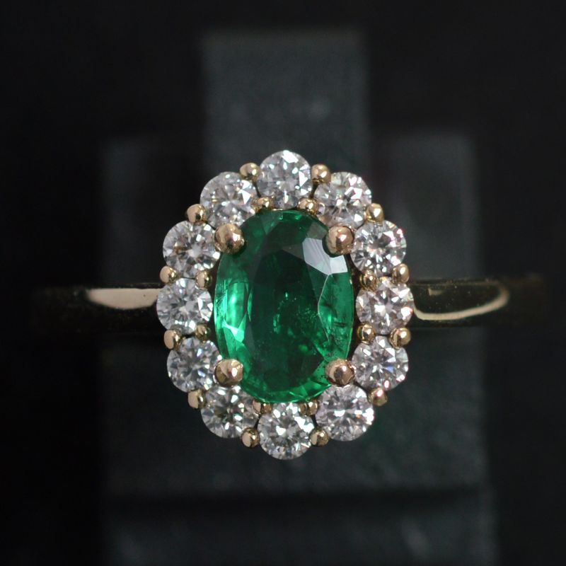 entourage-ring-yellow-gold-oval-emerald-round-conflict-free-diamonds-cluster-engagement-lady-di
