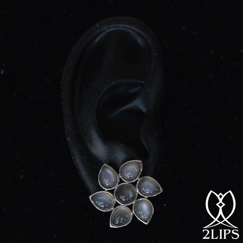 2lips-tulip-keukenhof-flower-earstuds-earrings-dutch-design-shades-of-grey-moonstone-david-aardewerk-18k-gold