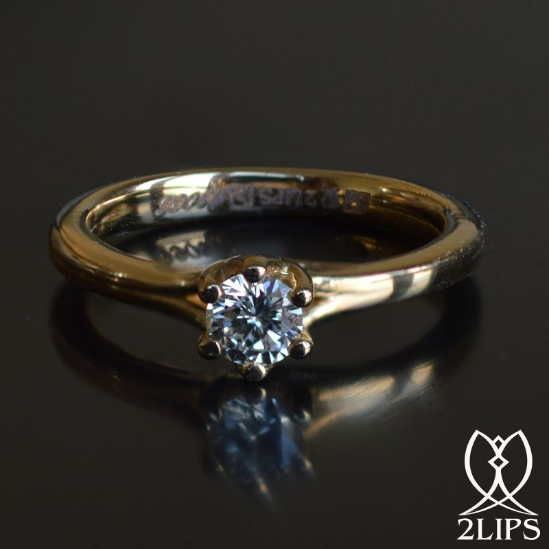 2lips-0-30-carat-f-colour-rare-white-vvs1-solitair-diamond-18k-yellow-gold-the-most-beautiful-engagement-ring-design-david-aarde