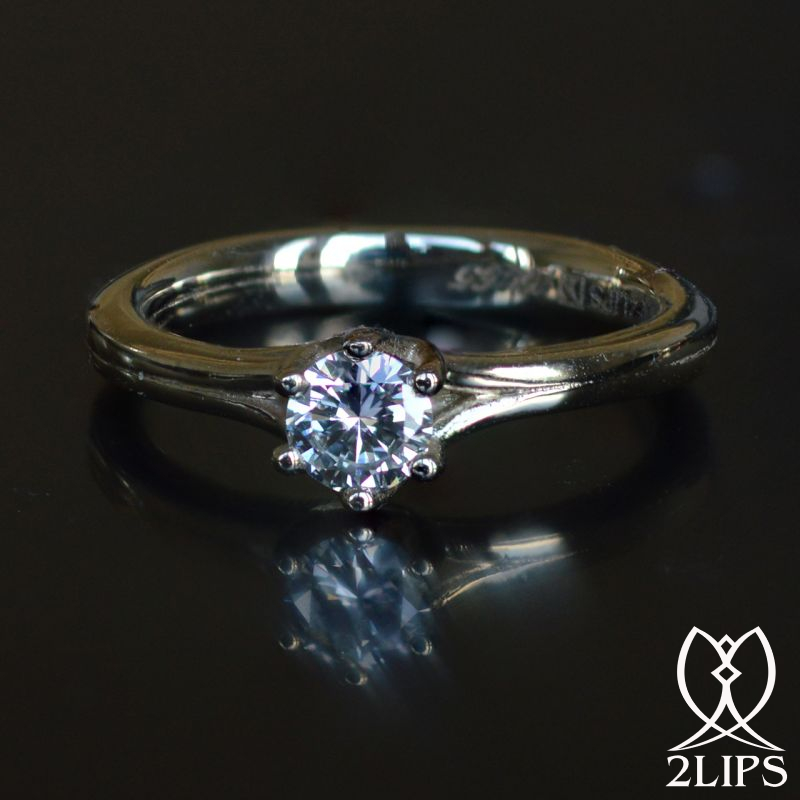 2lips-0-30-carat-f-colour-rare-white-vvs1-solitair-diamond-18k-white-gold-the-most-beautiful-engagement-ring-design-david-aarde