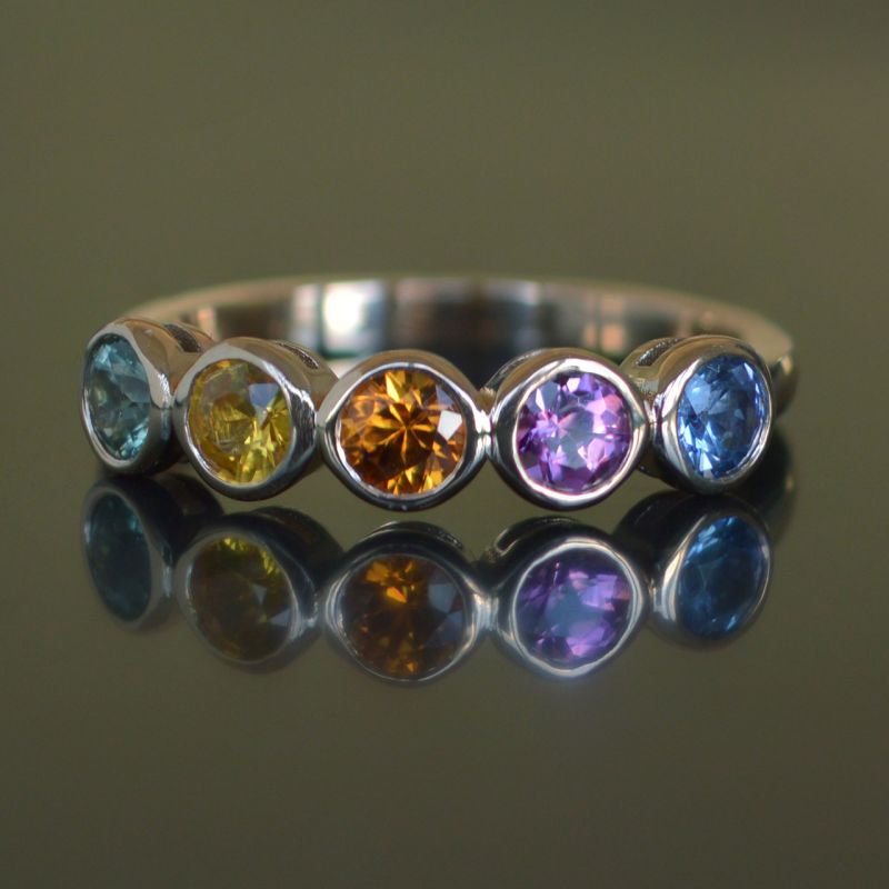 five-stone-half-eternity-rainbow-sapphire-ring-18-karaat-red-pink-goud