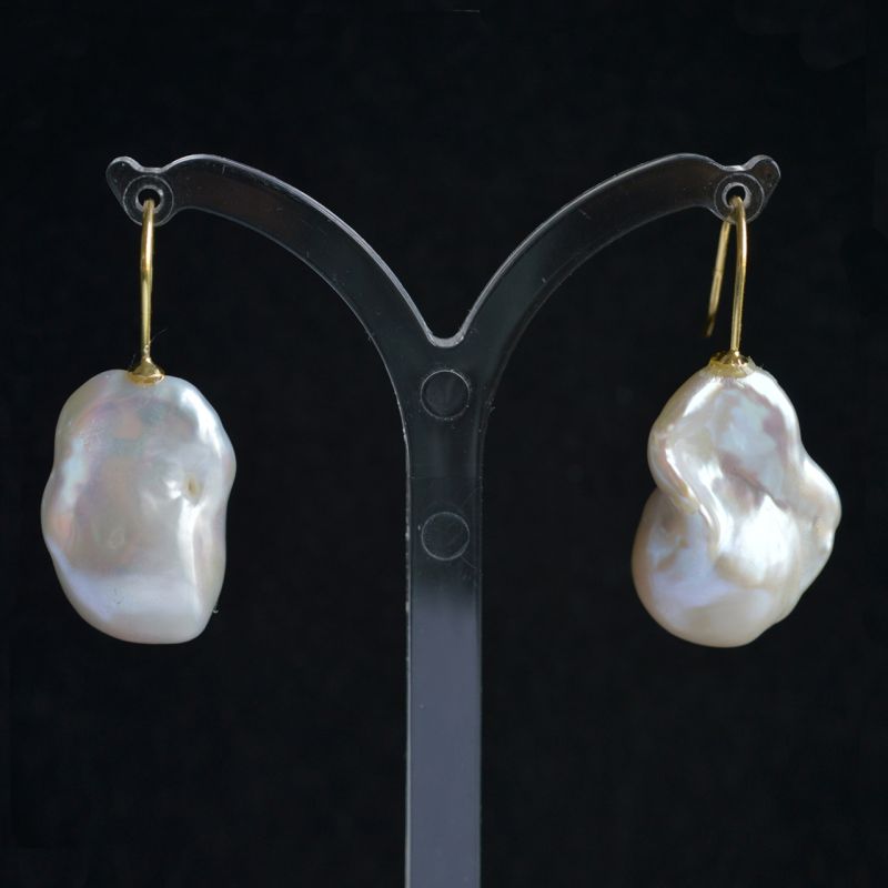 white-baroque-freshwater-pearl-18k-carat-yellow-gold-pendant-earrings