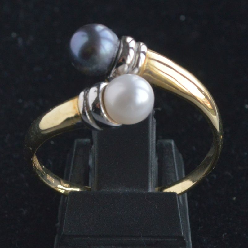 white-yellow-gold-pearl-toi-et-moi-ring