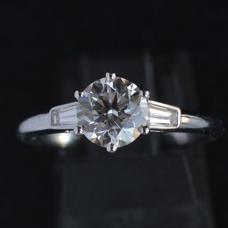 timeless-classic-1-ct-lab-grown-diamond-d-color-vvs-solitair-ring-with-tapperd-baguettes