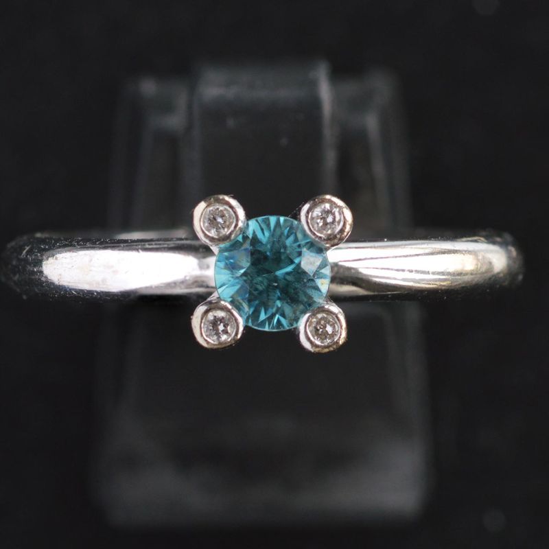white-gold-ring-model-phlox-brand-bron-diamond-topaz