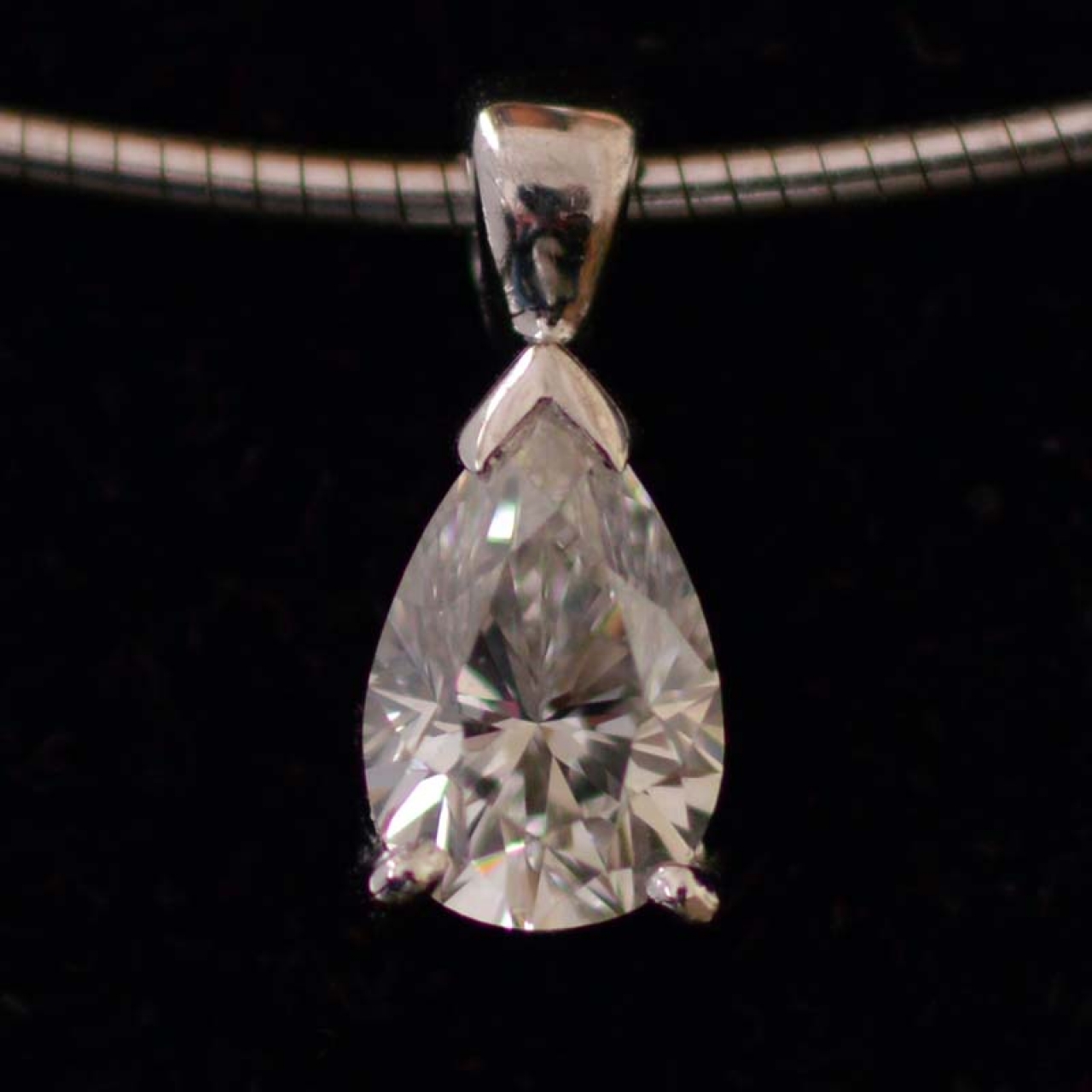 0-7-ct-vs1-top-wesselton-pear-shaped-gia-certified-diamond-necklace