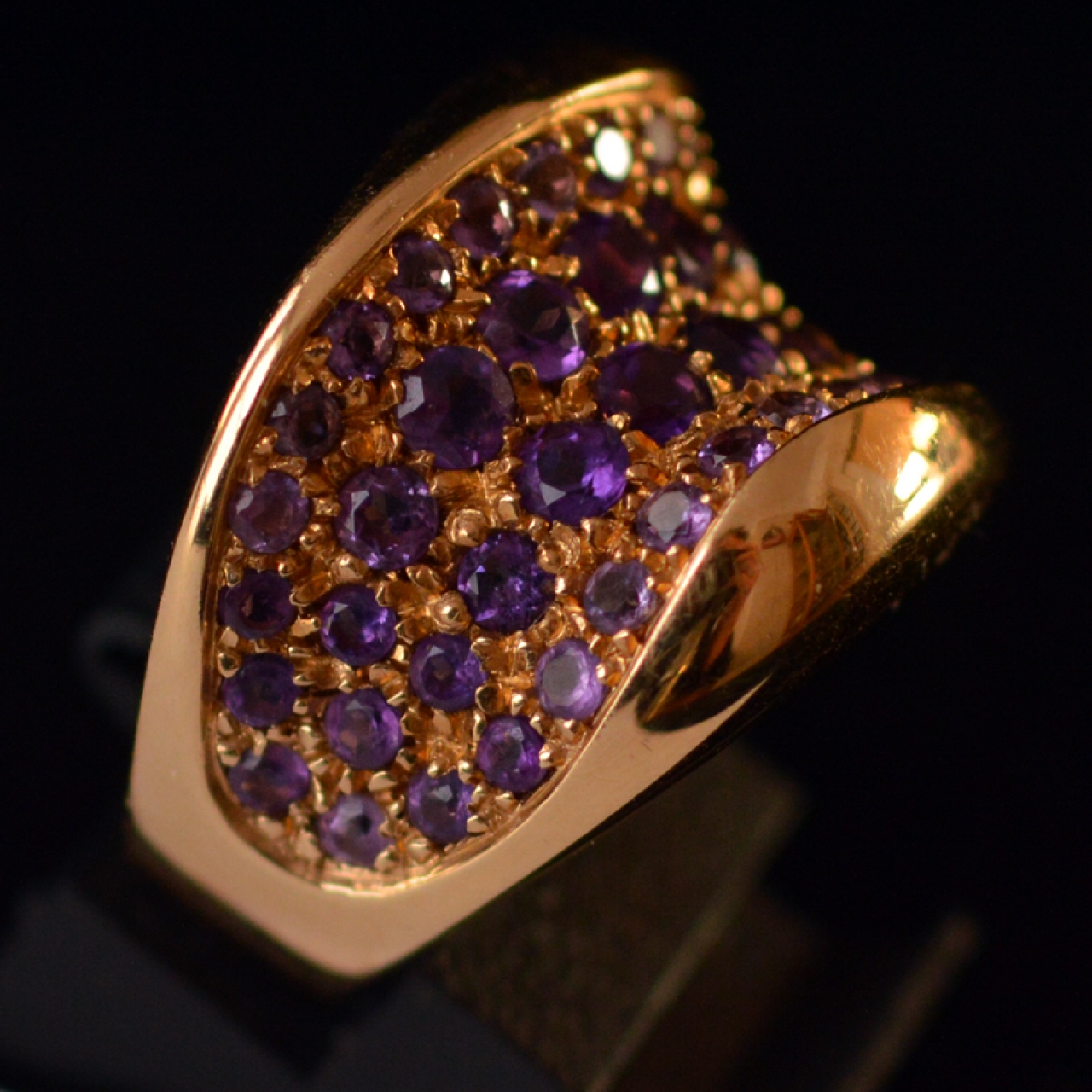 contemporary-18k-rose-gold-amethysts-ring