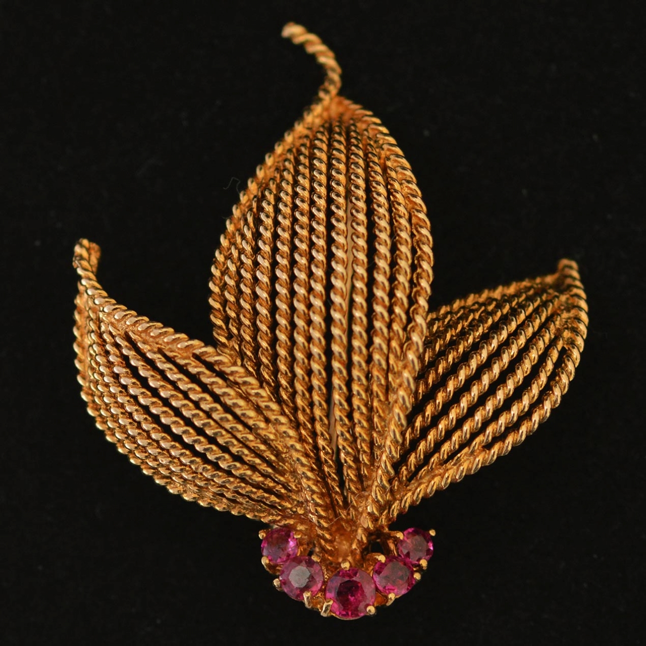 50-s-rope-turned-gold-ruby-brooch-tiffany-co