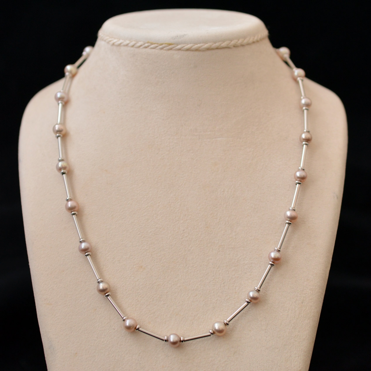 18k-white-gold-pearl-necklace
