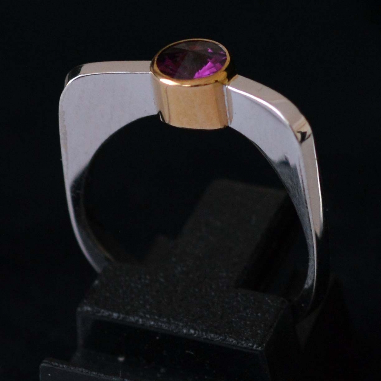 modern-gold-rhodolite-garnet-ring-white-yellow-gold