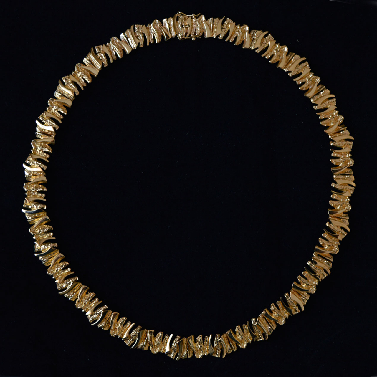 gold-necklace-model-archipel-marjut-kemppi-alpo-tammi-finland