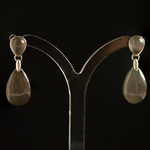 18k-gold-2lips-colours-dark-grey-moonstone-earrings-design-david-aardewerk
