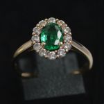entourage-ring-yellow-gold-oval-emerald-round-conflict-free-diamonds-cluster-engagement-lady-di