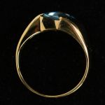 modern-18k-gold-ring-square-buff-top-cut-bleu-topaz