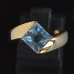 modern-18k-gold-ring-square-buff-top-cut-bleu-topaz
