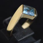 modern-18k-gold-ring-square-buff-top-cut-bleu-topaz