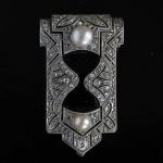 antique-art-deco-black-onyx-clip-brooch-gold-platinum-diamonds-pearls-1930-s