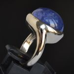 gold-tanzanite-custom-made-ring-2lips-dutch-design-unique-jewelry-designer-goldsmith-david-aardewerk