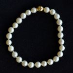 akoya-pearl-set-necklace-and-bracelet-set-on-a-gold-gilded-magnetic-clasp