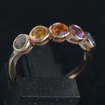 five-stone-half-eternity-rainbow-sapphire-ring-18-karaat-red-pink-goud
