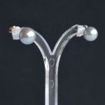 light-grey-pearl-18k-gold-stud-earrings