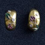 huggie-hinged-hoop-earrings-18-karat-yellow-gold-creole-ruby-emerald-beetle