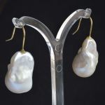 white-baroque-freshwater-pearl-18k-carat-yellow-gold-pendant-earrings