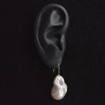white-baroque-freshwater-pearl-18k-carat-yellow-gold-pendant-earrings