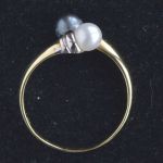 white-yellow-gold-pearl-toi-et-moi-ring