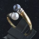 white-yellow-gold-pearl-toi-et-moi-ring
