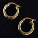 18-carat-gold-huggie-hoop-earrings-7-mm-width-diameter-17-mm