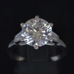 timeless-classic-3-ct-lab-grown-diamond-d-color-vvs-solitair-ring-with-tapperd-baguettes