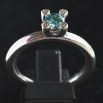 white-gold-ring-model-phlox-brand-bron-diamond-topaz