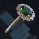 entourage-ring-yellow-gold-oval-algt-antwerpen-certified-green-tsavorite-diamonds-cluster-engagement-ring-conflict-free-lady-di