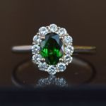 entourage-ring-yellow-gold-oval-algt-antwerpen-certified-green-tsavorite-diamonds-cluster-engagement-ring-conflict-free-lady-di
